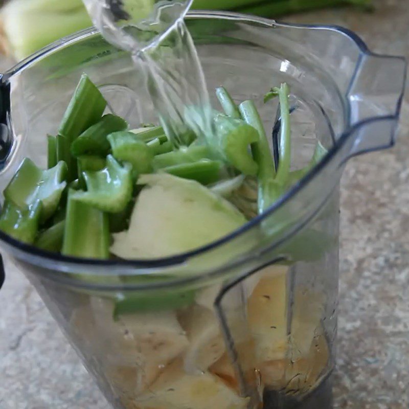 Step 2 Blend the smoothie Celery orange banana smoothie