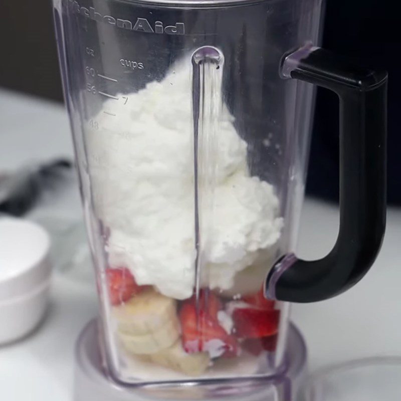 Step 2 Blend the Smoothie Banana Strawberry Smoothie