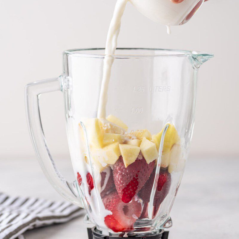 Step 2 Blend the smoothie Strawberry Apple Smoothie