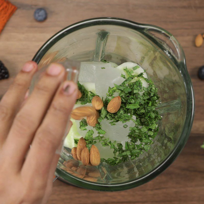 Step 2 Blend the cucumber mint spinach smoothie