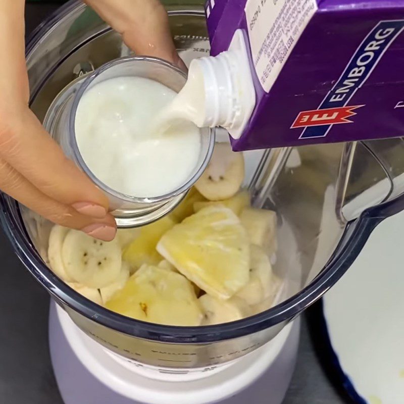 Step 2 Making a smoothie Banana Pineapple smoothie