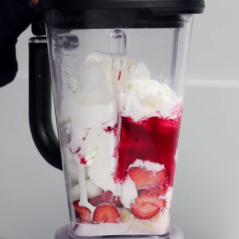 Step 2 Blend the Banana Strawberry Smoothie