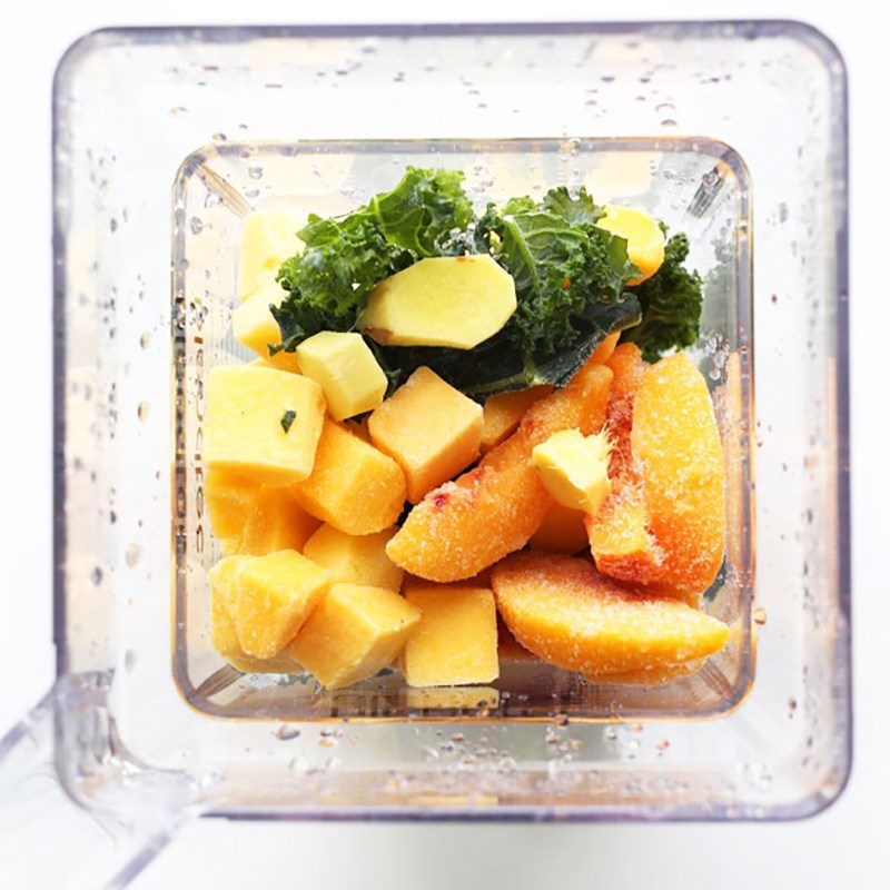 Step 2 Blend smoothie Peach kale smoothie