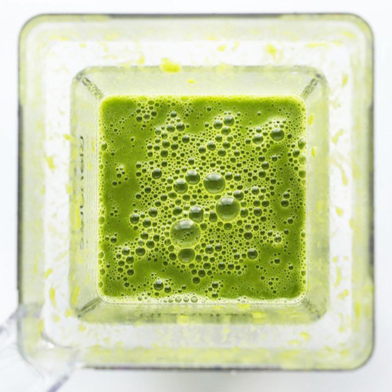 Step 2 Blend smoothie Peach kale smoothie