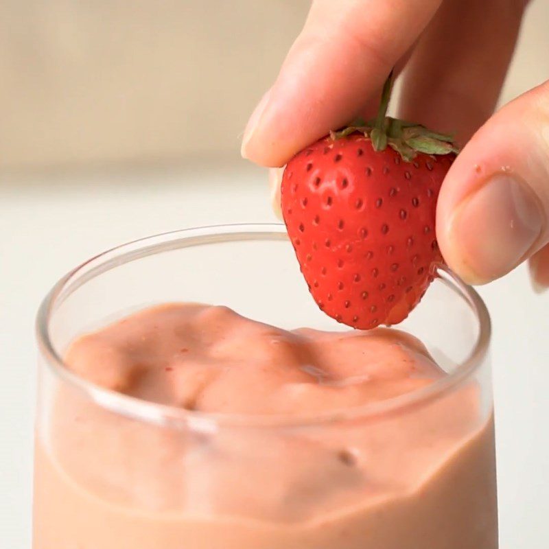 Step 2 Blend avocado strawberry smoothie