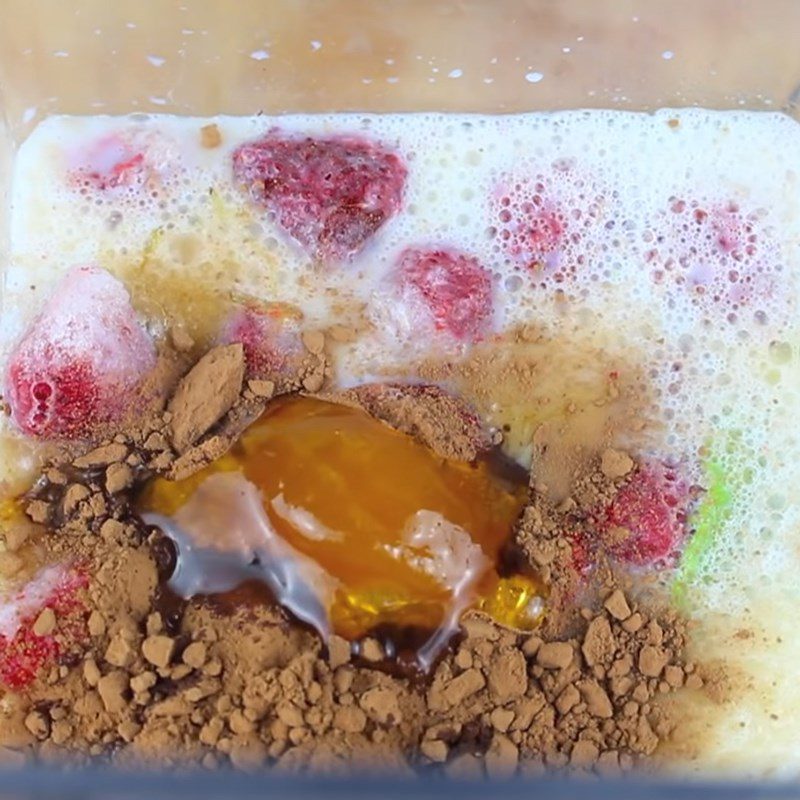 Step 2 Blend the avocado strawberry cocoa smoothie