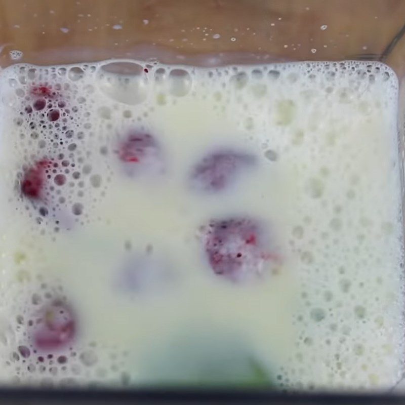 Step 2 Blend the avocado strawberry cocoa smoothie