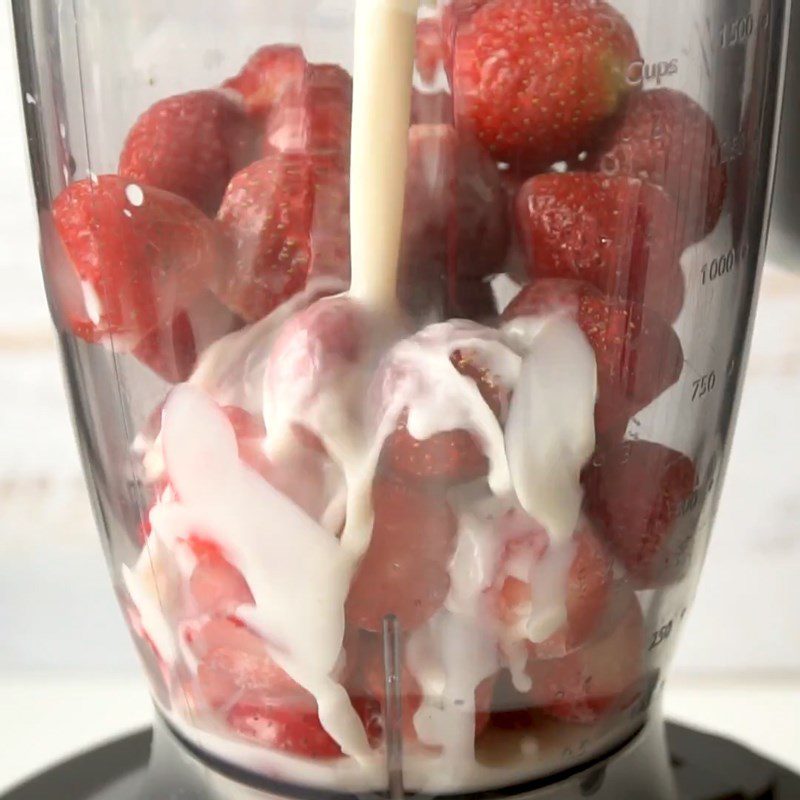 Step 2 Blend avocado strawberry smoothie