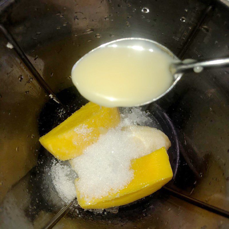 Step 2 Blend banana mango smoothie