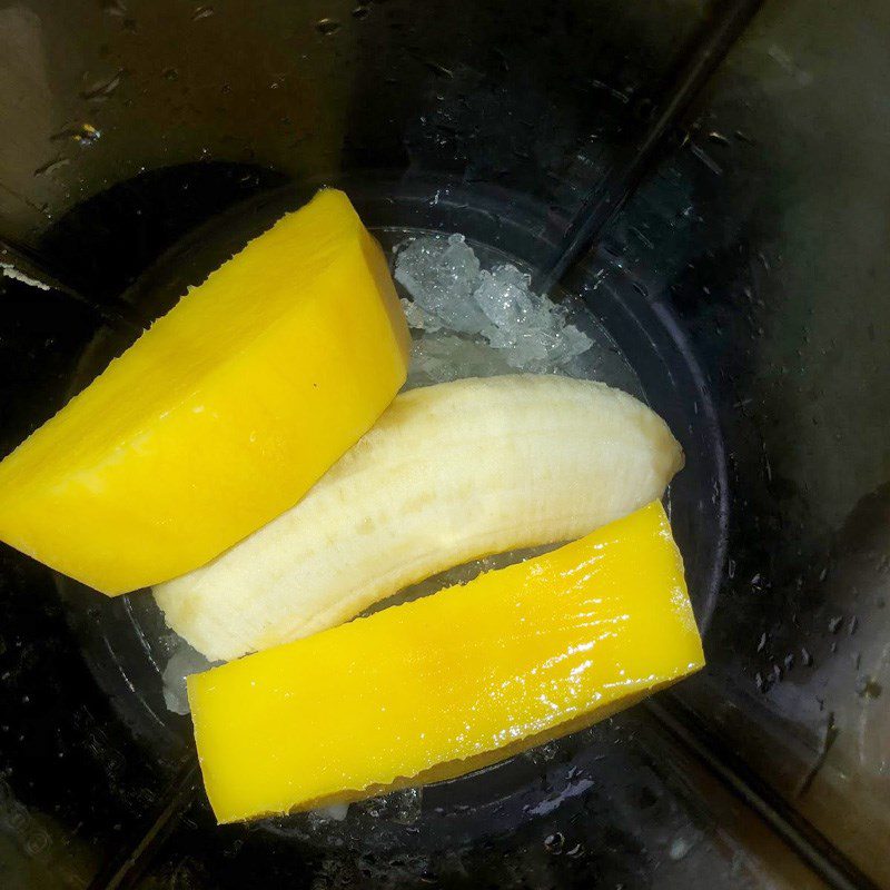 Step 2 Blend banana mango smoothie