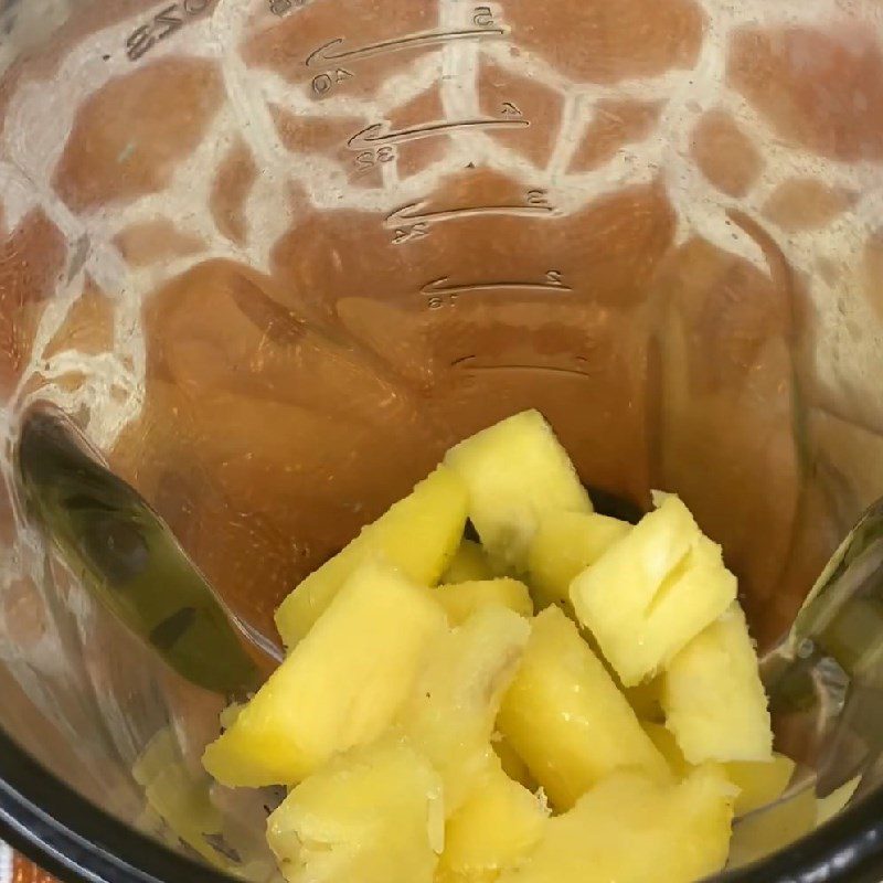 Step 2 Blend pineapple (thơm) carrot smoothie
