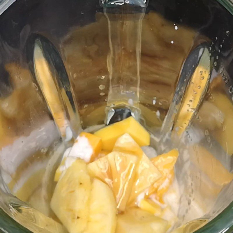 Step 2 Blend pineapple (thơm) mango smoothie