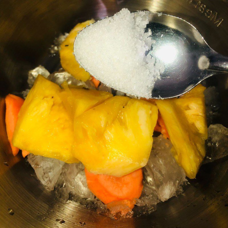 Step 2 Blend pineapple carrot smoothie Pineapple (pineapple) carrot smoothie