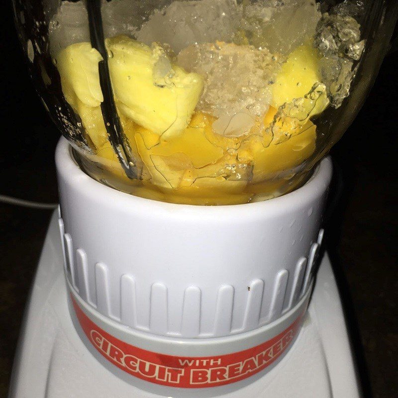 Step 2 Blend Mango Pineapple Smoothie