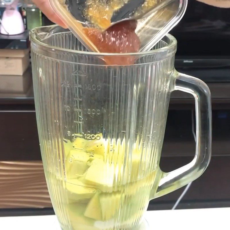 Step 2 Blend mango honey smoothie