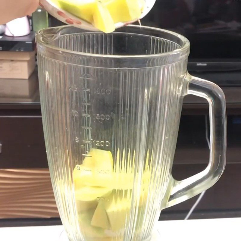Step 2 Blend mango honey smoothie