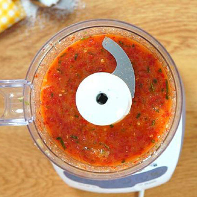Step 3 Blend the chili sauce for spicy peach salad