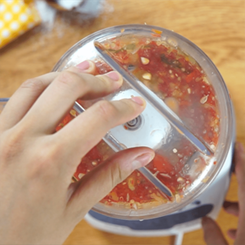 Step 3 Blend the chili sauce for spicy peach salad
