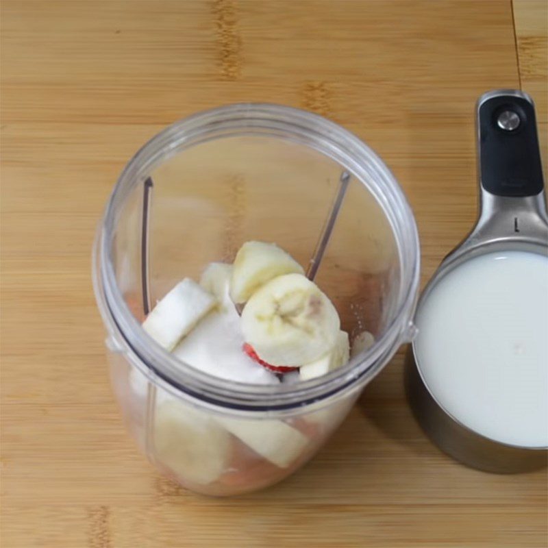 Step 2 Blend the milkshake for Strawberry and Banana Milkshake