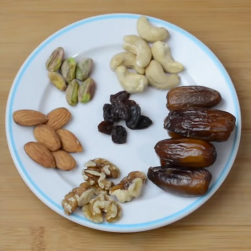 Step 1 Blend the Milkshake Dried Fruit and Nut Milkshake