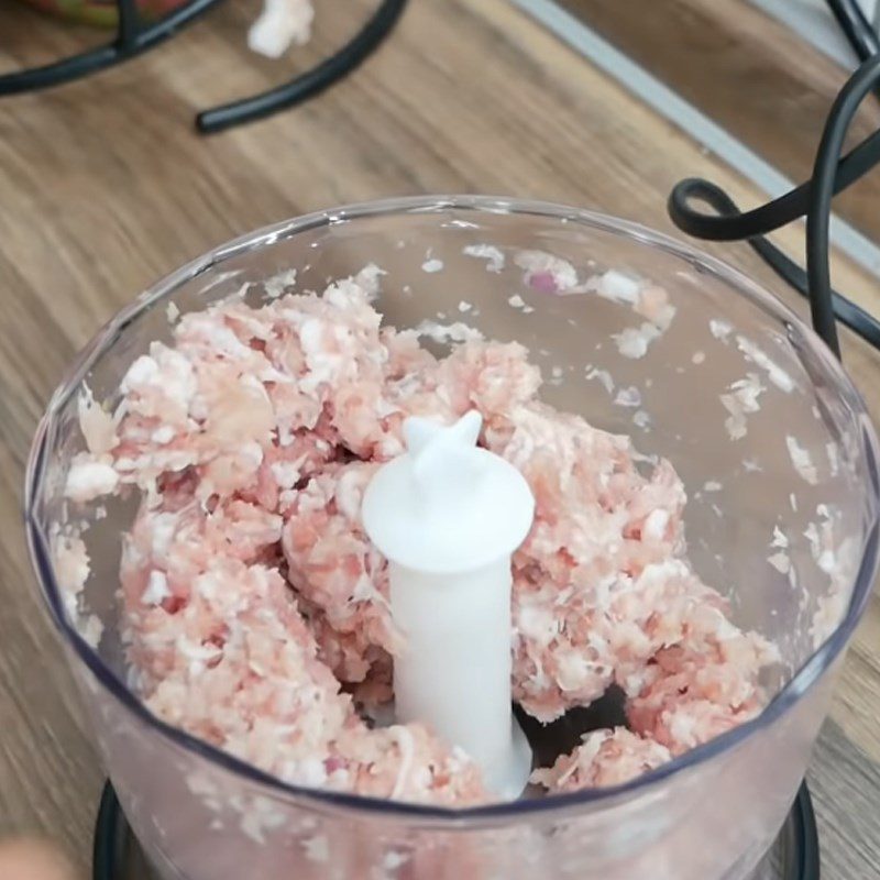 Step 3 Grinding meat for rib porridge using pressure cooker