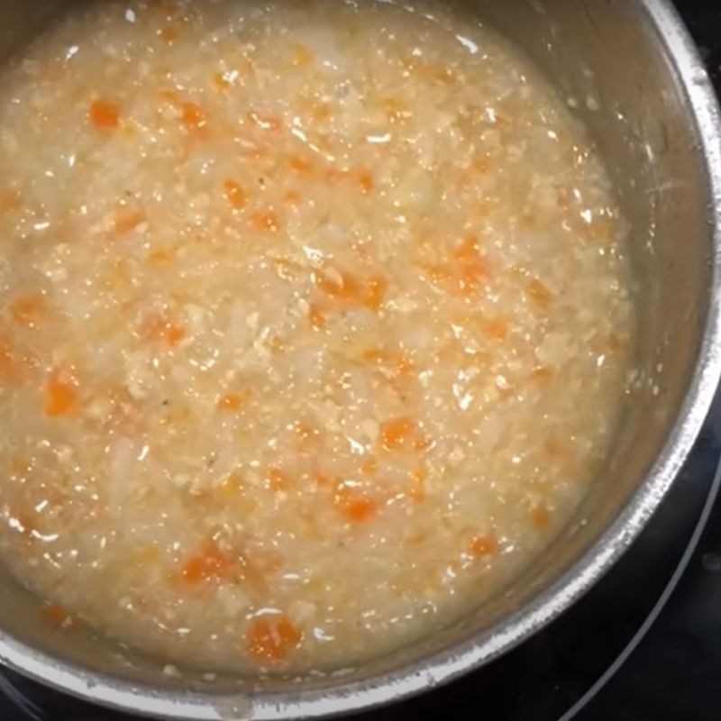Step 3 Cook porridge for chicken porridge with lotus seeds and carrots for weaning