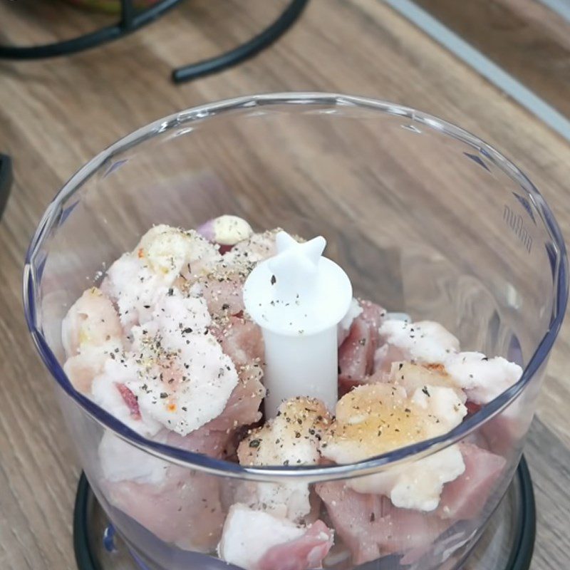 Step 3 Grinding meat for rib porridge using pressure cooker