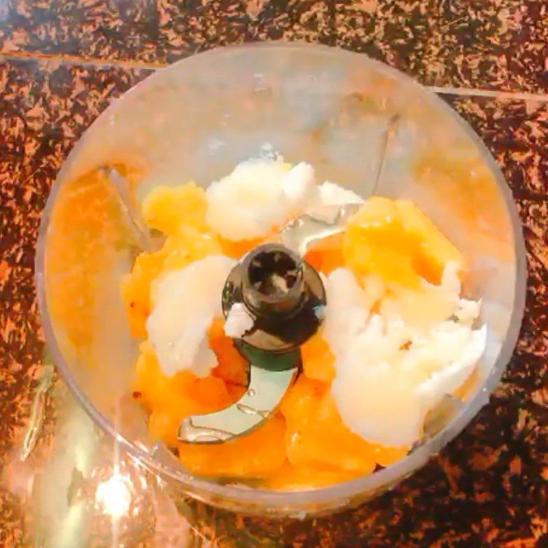 Step 2 Blend pineapple with yogurt Pineapple smoothie (fragrant) yogurt