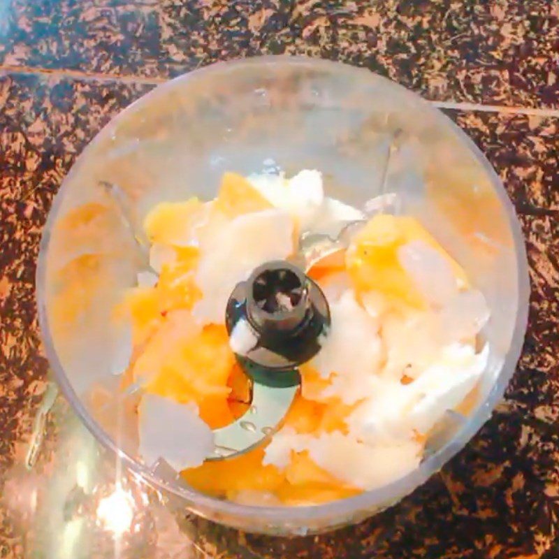 Step 2 Blend pineapple with yogurt Pineapple smoothie (fragrant) yogurt