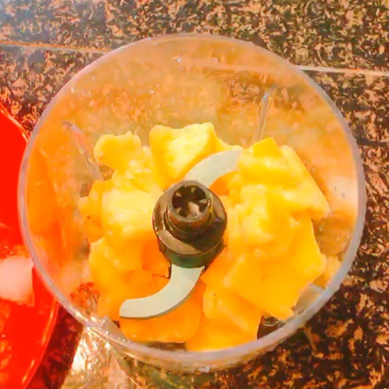 Step 2 Blend pineapple with yogurt Pineapple smoothie (fragrant) yogurt