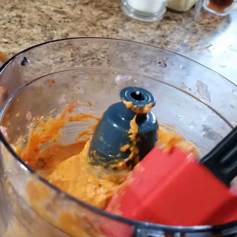 Step 2 Grinding shrimp and meat of freshwater crab noodle