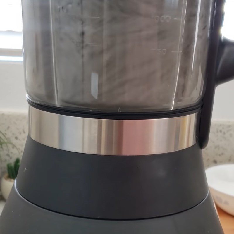 Step 2 Grinding and filtering black sesame mixture Black sesame tea of the Chinese