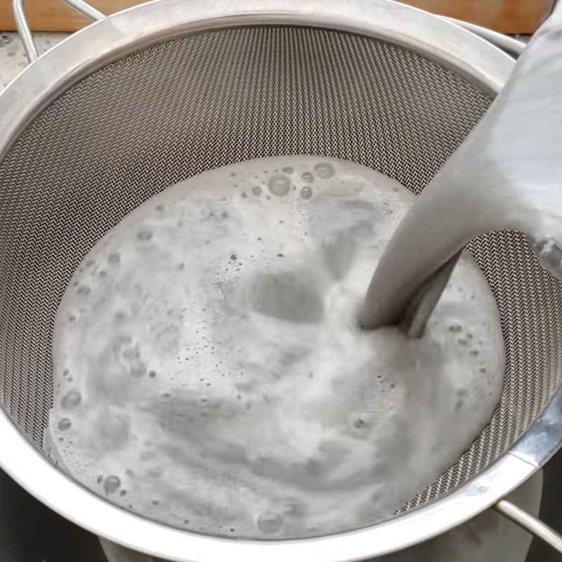 Step 2 Grinding and filtering black sesame mixture Black sesame tea of the Chinese