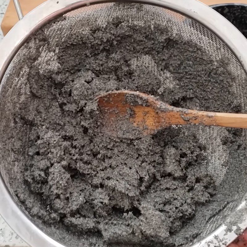 Step 2 Grinding and filtering black sesame mixture Black sesame tea of the Chinese