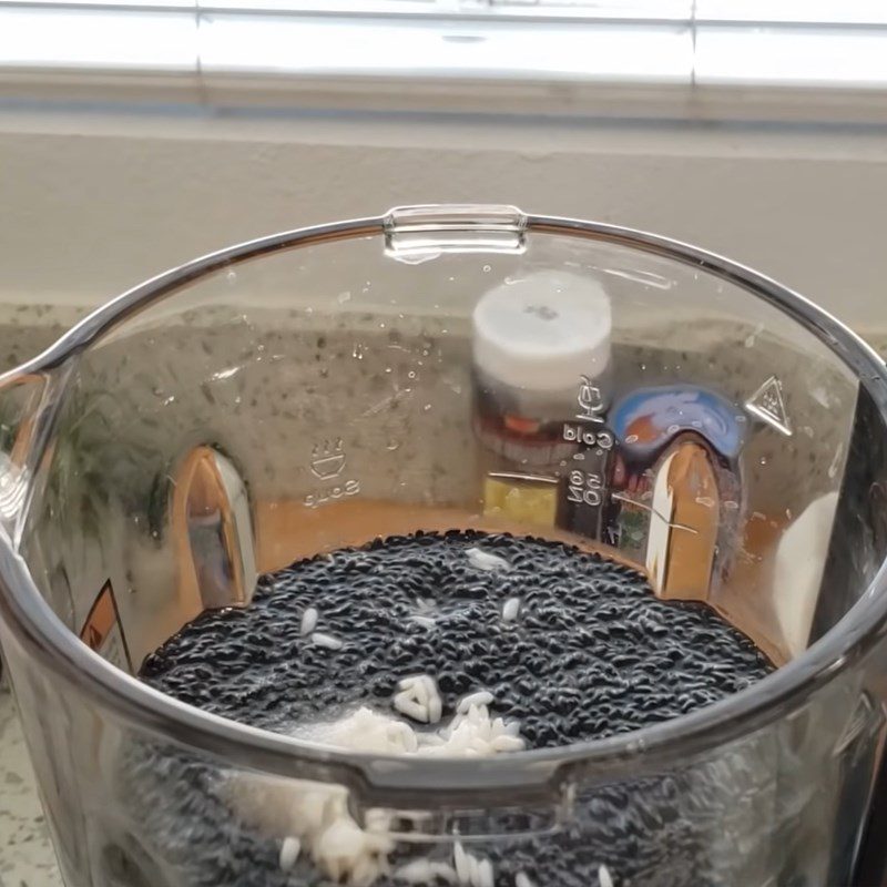 Step 2 Grinding and filtering black sesame mixture Black sesame tea of the Chinese