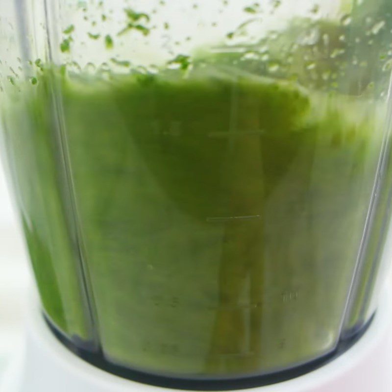 Step 2 Blend and filter the water from the pennywort
