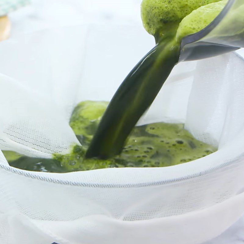 Step 2 Blend and filter the water from the pennywort
