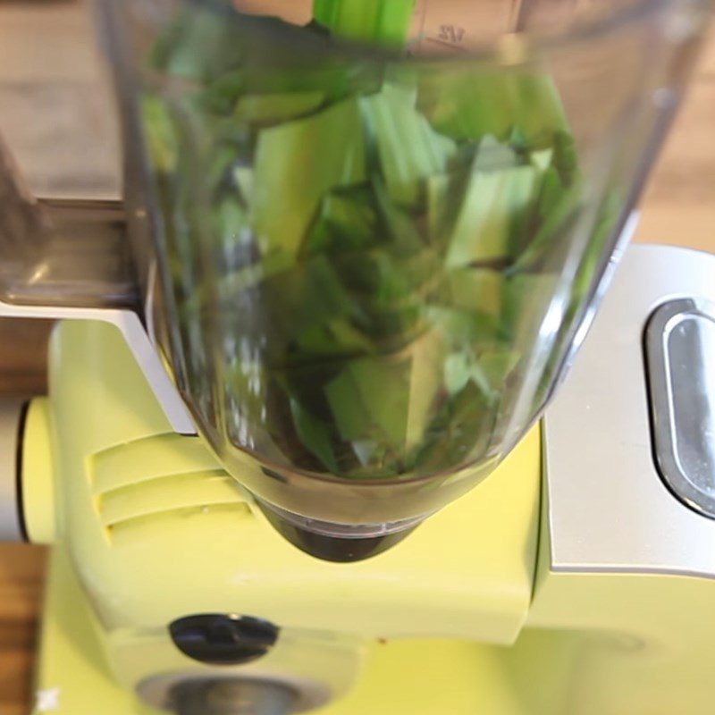 Step 3 Grind and filter pandan leaf juice Pandan young rice ice cream