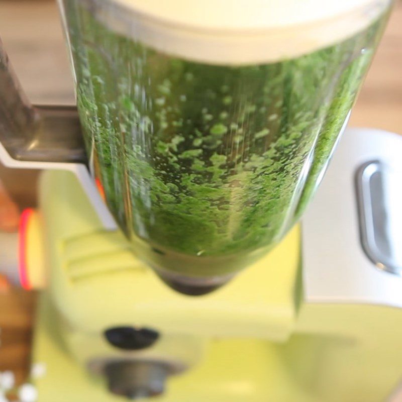 Step 3 Grind and filter pandan leaf juice Pandan young rice ice cream