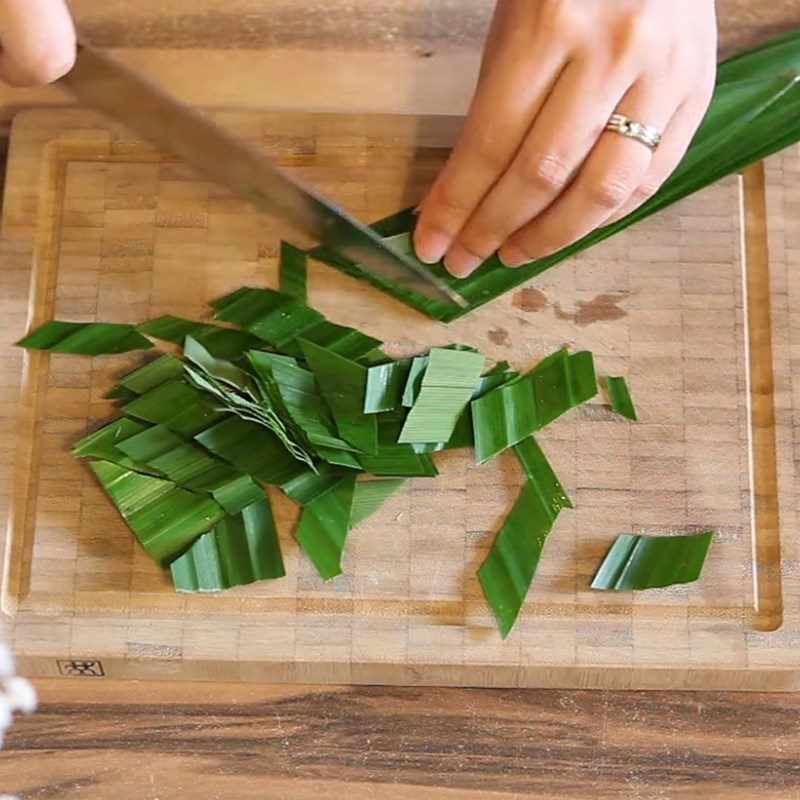 Step 3 Grind and filter pandan leaf juice Pandan young rice ice cream