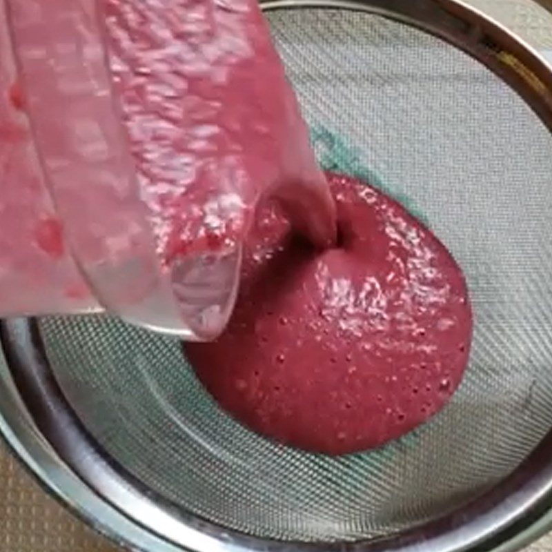 Step 2 Blend and filter pomegranate juice for Pomegranate Jelly with Cornstarch