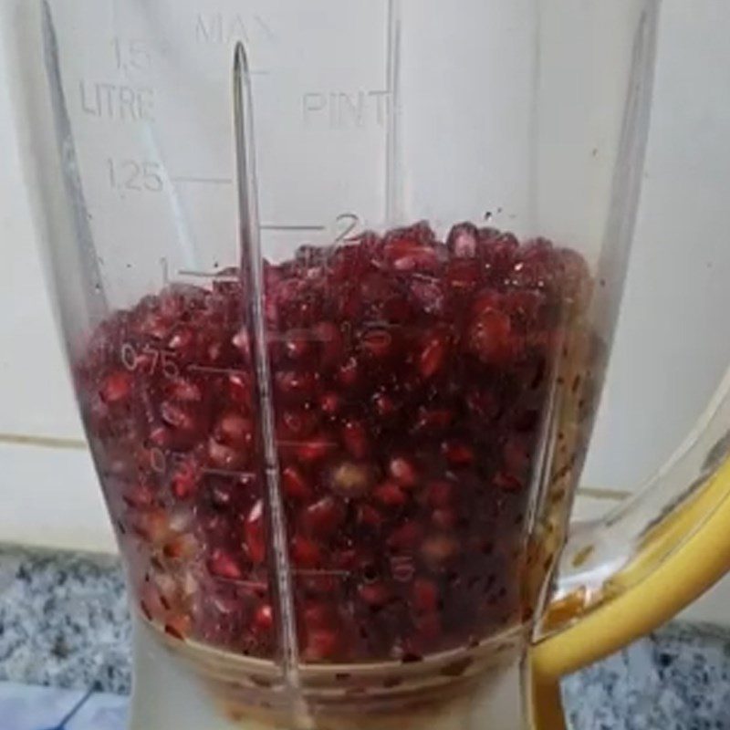 Step 2 Blend and filter pomegranate juice for Pomegranate Jelly with Cornstarch