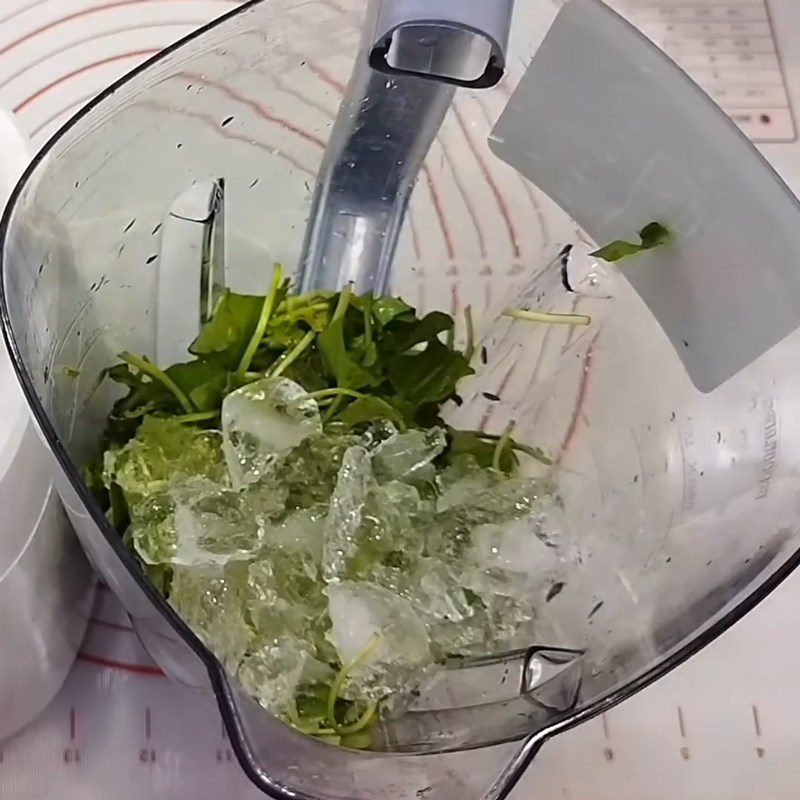 Step 4 Blending and filtering pennywort juice for mung bean and durian smoothie