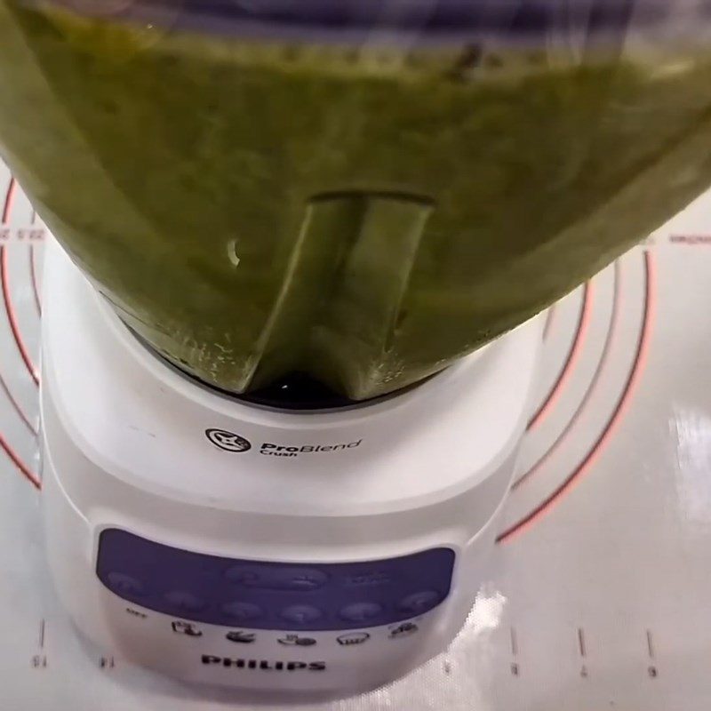 Step 4 Blending and filtering pennywort juice for mung bean and durian smoothie