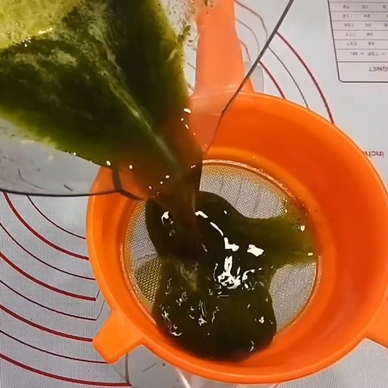 Step 4 Blending and filtering pennywort juice for mung bean and durian smoothie