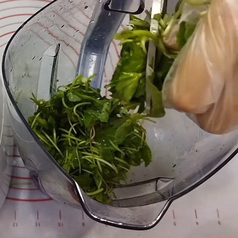 Step 4 Blending and filtering pennywort juice for mung bean and durian smoothie