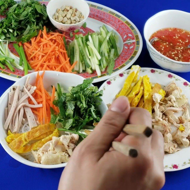 Step 6 Arrange the ingredients in the bowl Mixed noodles