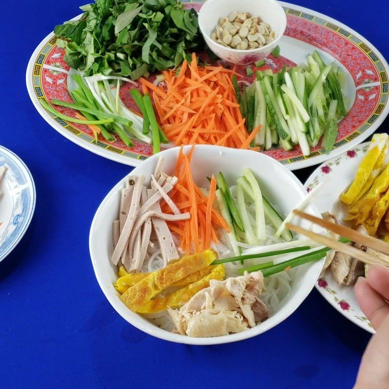 Step 6 Arrange the ingredients in the bowl Mixed noodles