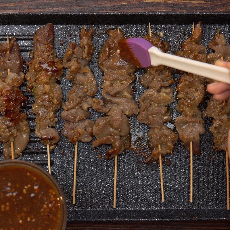 Step 4 Skewer the meat and grill Thai-style grilled meat