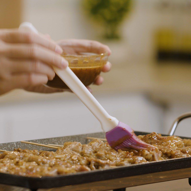 Step 4 Skewer the meat and grill Thai-style grilled meat